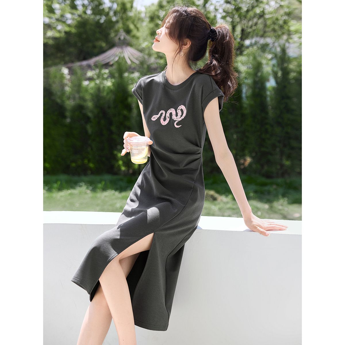 【MOHO&MO】沫晗依美【蛇年迎好运】26夏新款休闲绣花收腰显瘦连衣裙