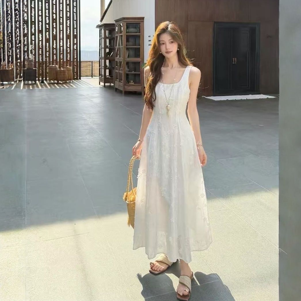 白色初恋背心连衣裙女夏季设计感小众收腰显瘦绝美中长裙