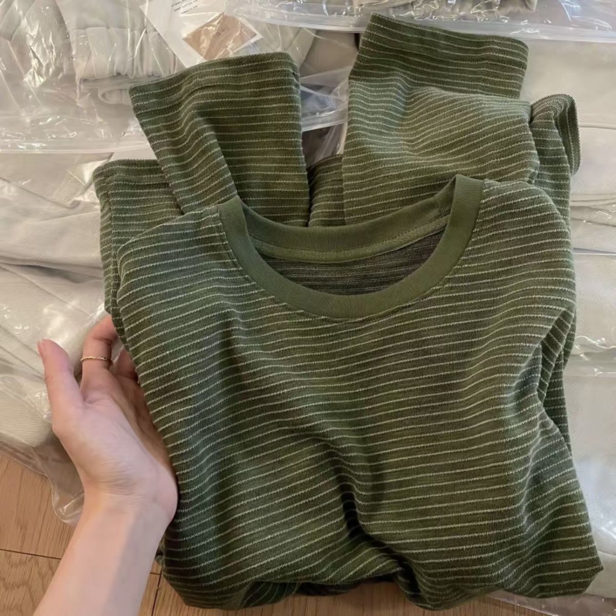 绿色条纹长袖T恤女春季新款韩系复古慵懒风宽松百搭撞色打底上衣