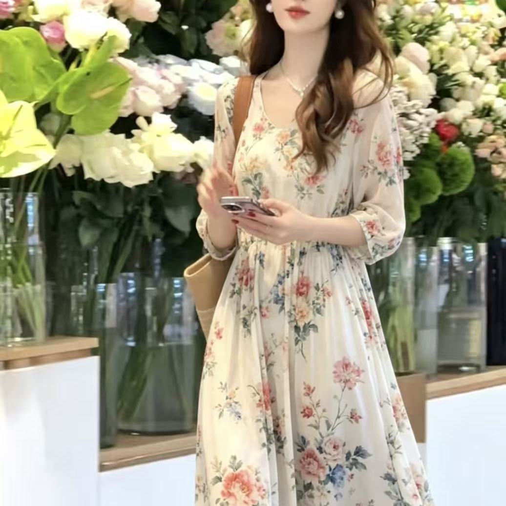 法式碎花连衣裙温柔显瘦法式海边度假女夏季新款超好看仙女沙滩裙