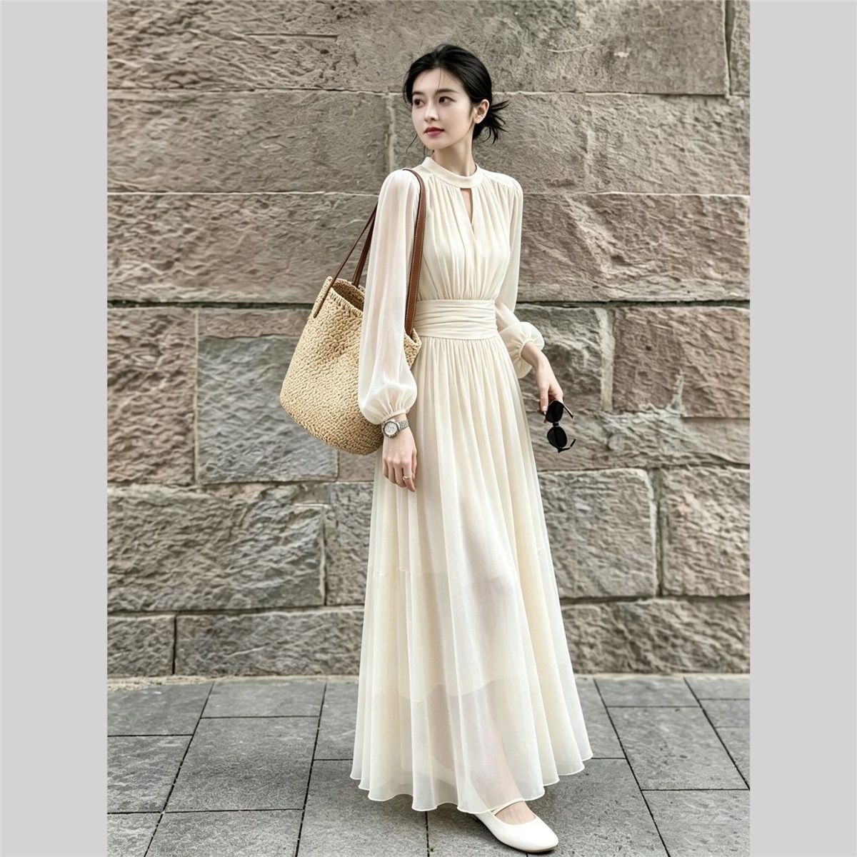 2026法式温柔风立领灯笼袖连衣裙女收腰显瘦气质度假风长裙米白色