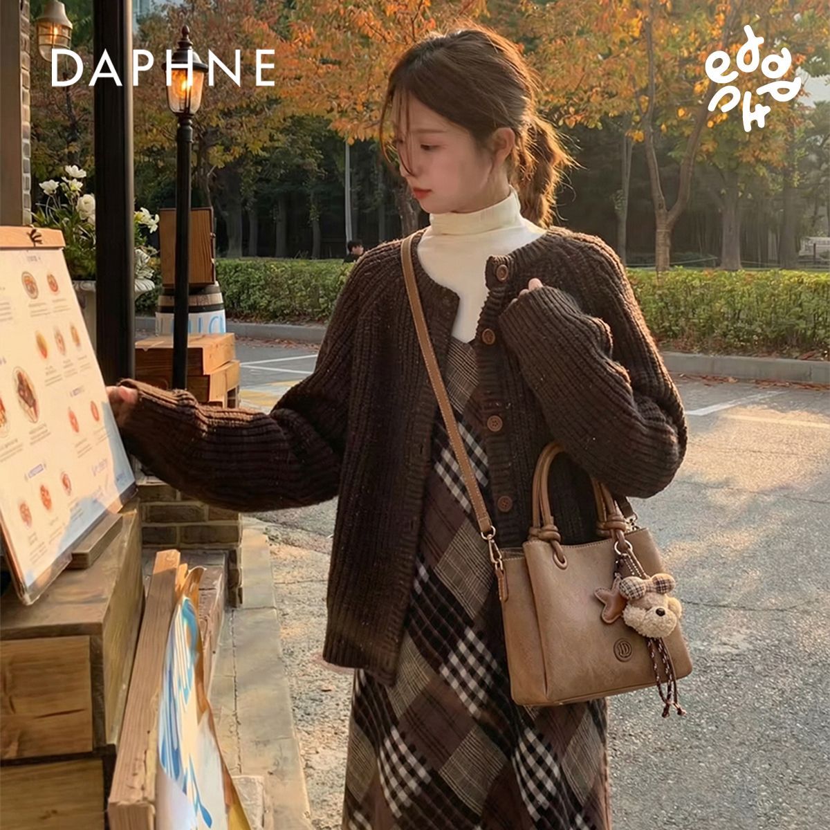 Daphne/达芙妮时尚通勤百搭斜挎手提包美拉德简约精致单肩水桶包
